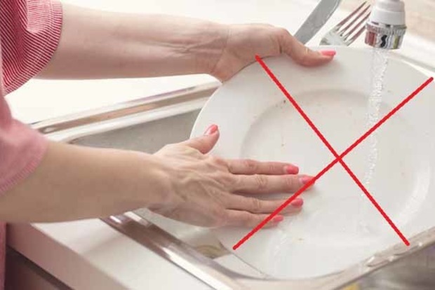 Чому не можна мити посуд у гостях