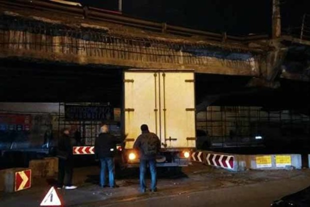 Під втомленим Шулявським мостом застрягла вантажівка. З'явилися фото