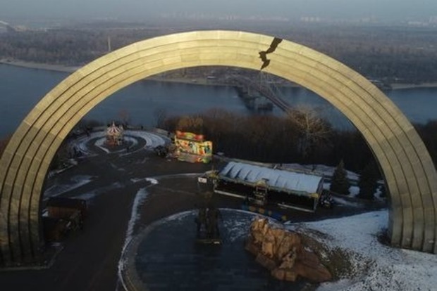 В Киеве активисты «раскололи» Арку дружбы народов