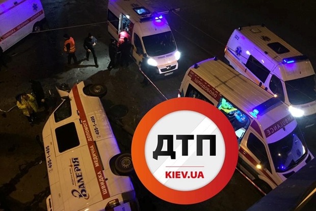 «Швидка» перекинулася і розбилася в результаті ДТП у Києві