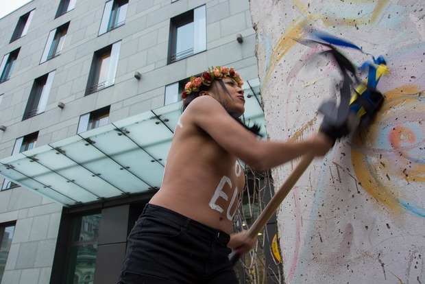 Femen намагалися розбити фрагмент Берлінської стіни в Києві
