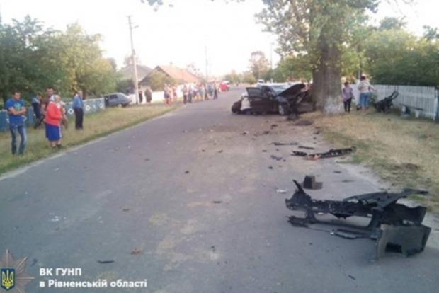 У Рівненській області автомобіль врізався в дерево, є загиблі (фото)