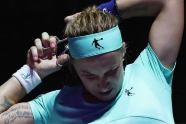 Российская теннисистка отрезала себе волосы прямо во время игры  