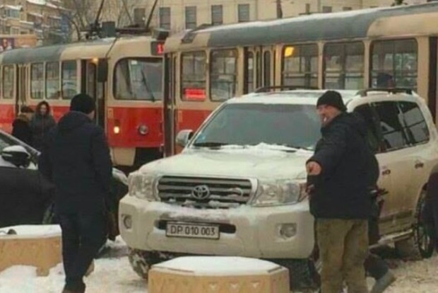 Дипломат на авто заблокировал движение трамваев в центре Киева