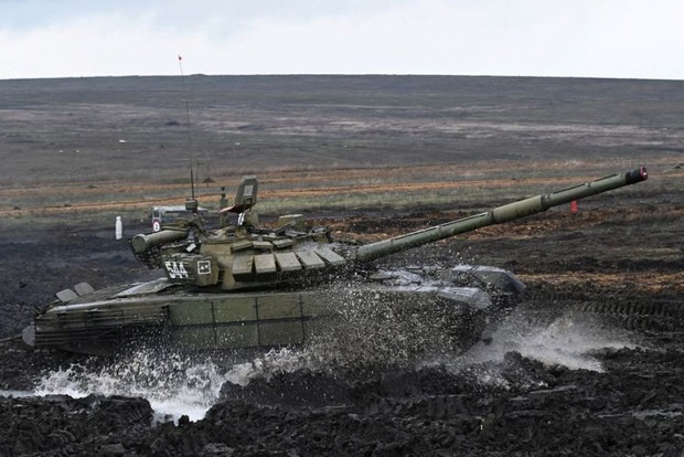 Оккупант под Киевом переехал танком своего командира