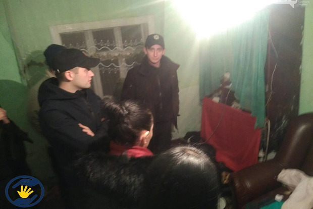 Жили, как щенята, в мусоре: на Буковине из семьи изъяли семерых детей