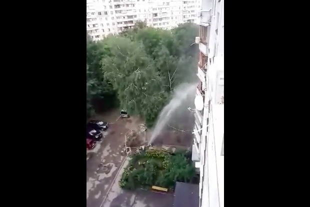Прорыв водопровода в Харькове: «фонтан» поливал дом до 7-го этажа