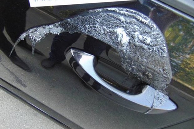 У Києві пошкодили 11 автомобілів, обливши невідомої кислотою