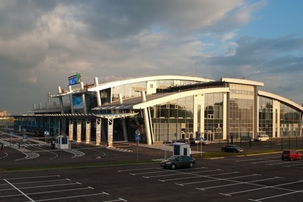 Десятки туристов спят на полу: аэропорт Киев отменил рейсы в Тунис