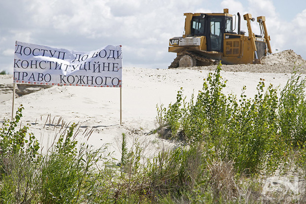 Активісти в Києві відвоювали озеро у незаконних видобувачів піску