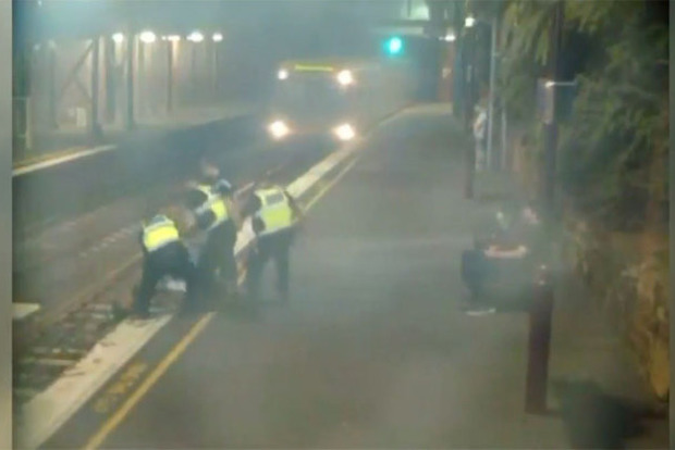 Пьяная австралийка случайно избежала смерти под колесами поезда