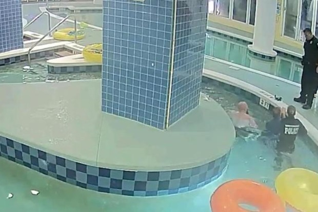 Застрявший в бассейне мальчик пробыл под водой 9 минут
