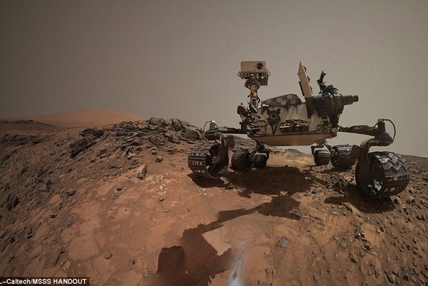 Марсоход Cutriosity нашел на Марсе загадочный блестящий слиток