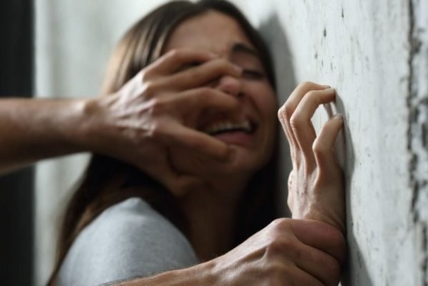 В Ужгороді по-звірячому зґвалтували і осліпили дівчину