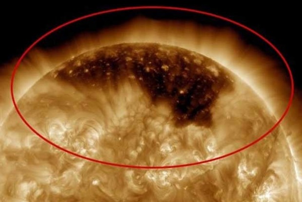 NASA зафиксировало с полюсов Земли гигантскую солнечную дыру