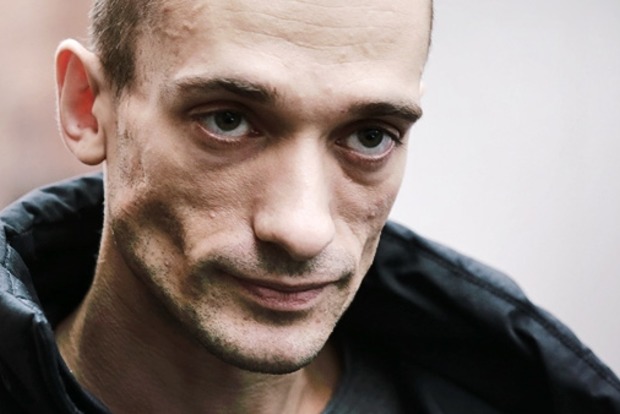 Преследуемый в России художник Павленский получил статус беженца во Франции