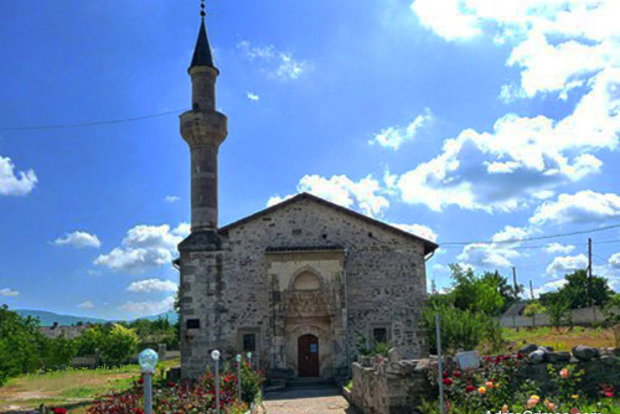 В оккупированном Крыму сравняли с землей недостроенную мечеть, видео