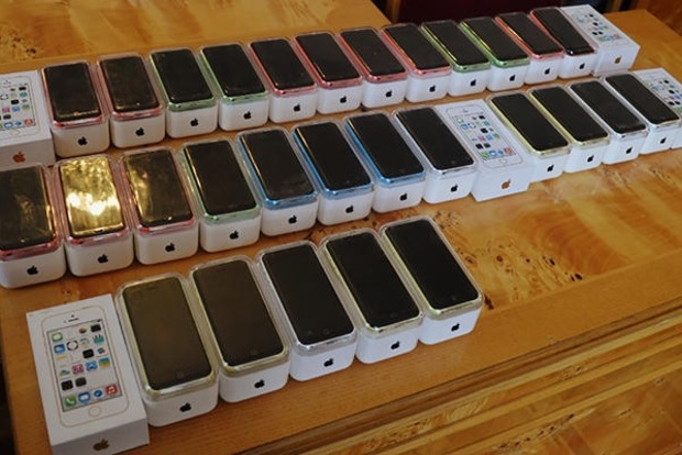 На Закарпатті випускникам вручили підроблені iPhone