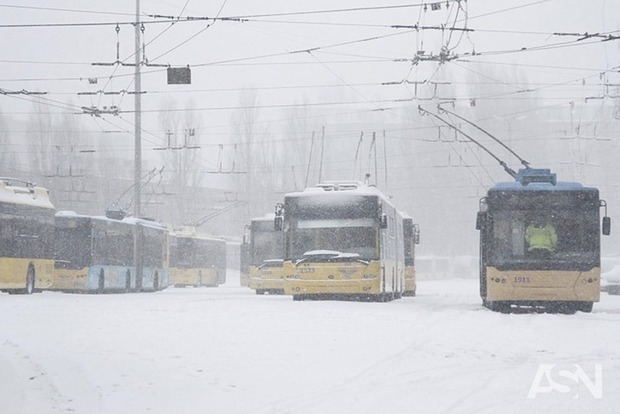 Движется снежная буря: полиция призвала водителей отказаться от поездок