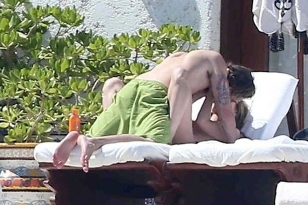 44-річна Хайді Клум голяка розважилася на пляжі з молодим коханцем