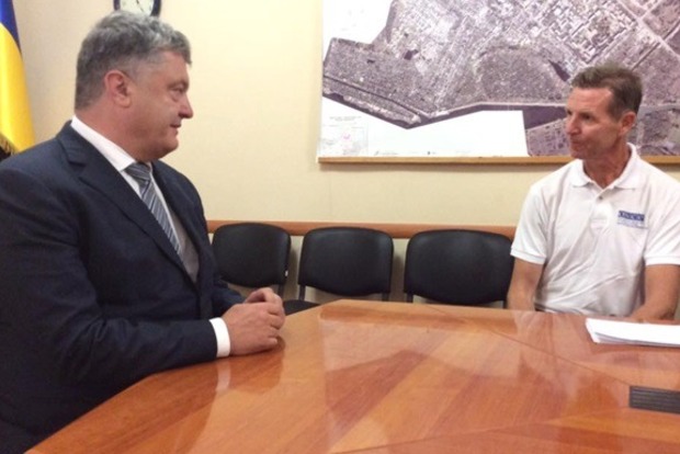 Порошенко на Луганщине встретился с миссией ОБСЕ