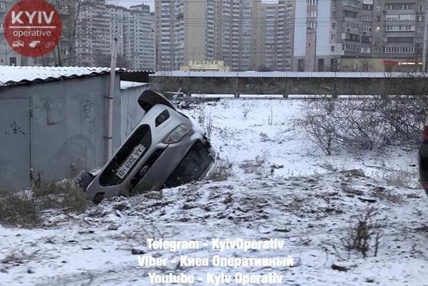 При выезде на Московский мост слетел и перевернулся автомобиль
