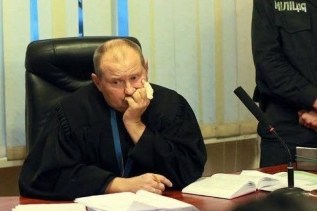 Суд заарештував квартиру і авто судді-втікача Чауса