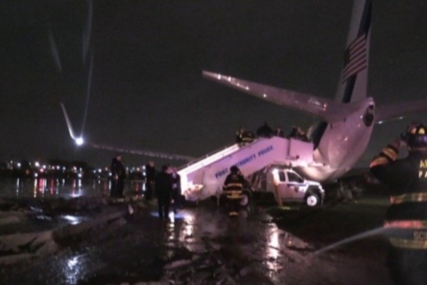 Літак Трампа здійснив аварійну посадку в аеропорту Нью-Йорка і покатався по газонах