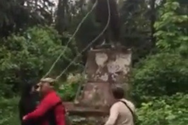 У Києві повалили останній пам'ятник Леніну. Відео акції