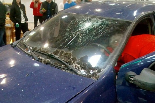 Автомобиль выбил двери и влетел в торговый центр «Караван» в Харькове