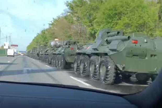 Російський блогер зняв величезні колони військової техніки на кордоні з Донбасом