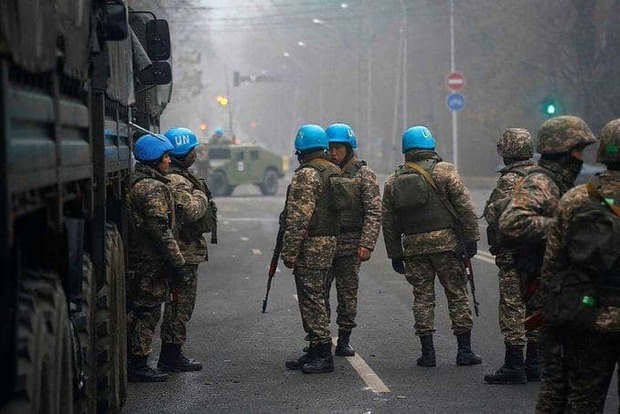 Фотографии солдат в Алматы в касках миротворцев ООН вызывают недоумение и реакцию Организации Объединенных Наций.