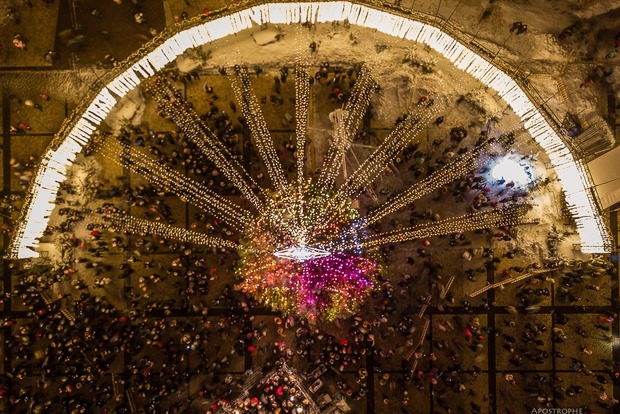Опубліковані фото: в Києві засвітили вогні на головній новорічній ялинці