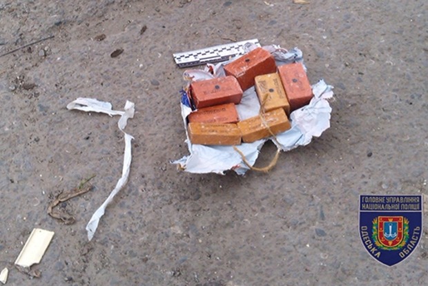 В Одессе на улице обнаружен пакет с 2 кг взрывчатки