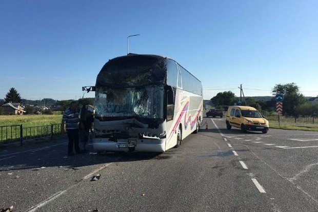 ﻿У Львівській області автобус із 47 дітьми потрапив у ДТП