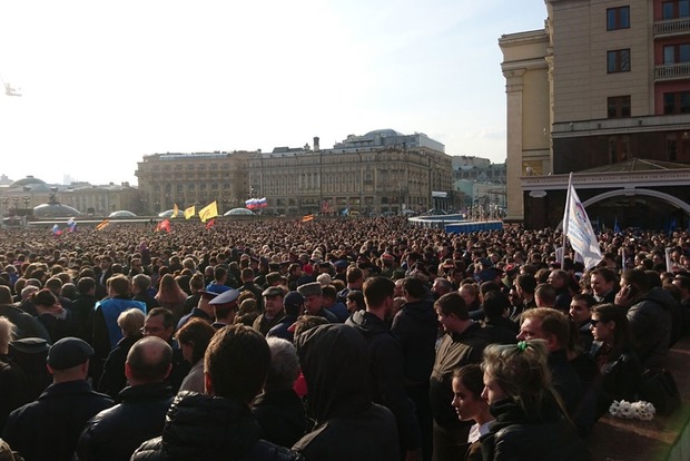 Тысячи москвичей пришли на акцию памяти жертв теракта в Петербурге