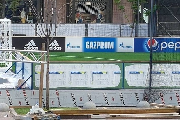 Організатори Ліги Чемпіонів добровільно замалювали логотип Газпрому в центрі Києва