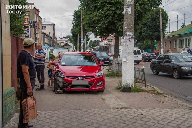 У Житомирі автомобіль зніс світлофор і збив двох жінок (фото)