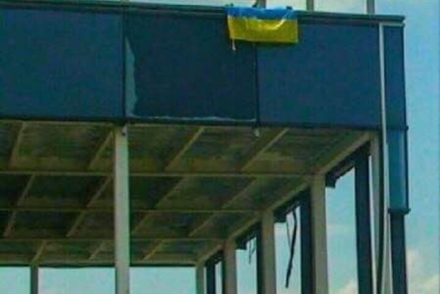 Патріоти повісили прапор України навпроти вікон готелю з бойовиками
