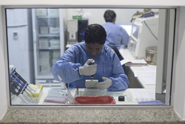 ﻿У Бразилії медики підтвердили понад 860 випадків зараження вірусом Зіка