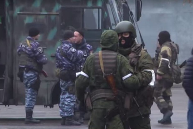 «Переворот» в оккупированном Луганске: центр города захватили «зеленые человечки»