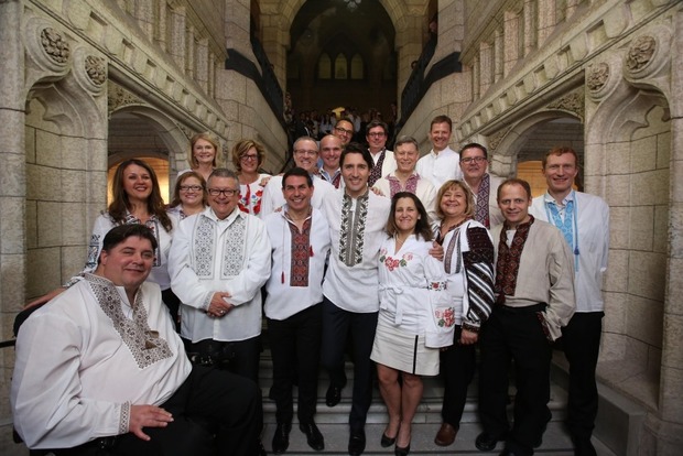 Канадский парламент вышел на работу в вышиванках