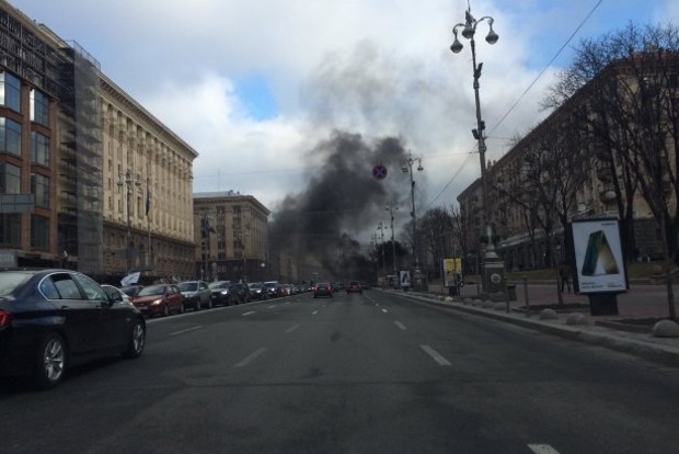 В центре Киева протестуют таксисты, в городе снова горят покрышки