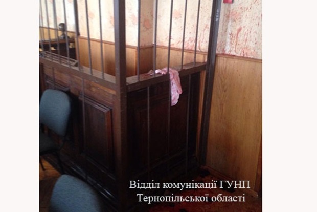 У Тернопільській області 13 осіб залили «кров'ю» приміщення райсуду