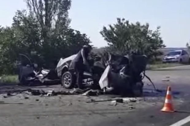 Появилось видео с места лобового ДТП под Одессой. Шестеро погибших (видео 18+)