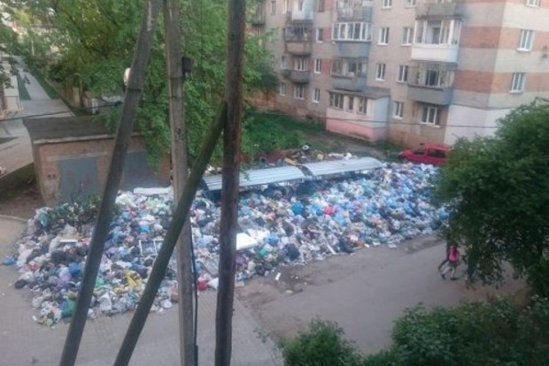 Во Львове мусором забаррикадировали еще одну улицу