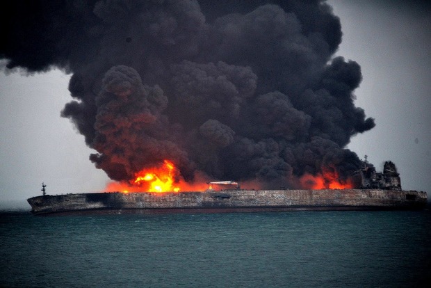 Біля берегів Китаю досі горить нафтовий танкер