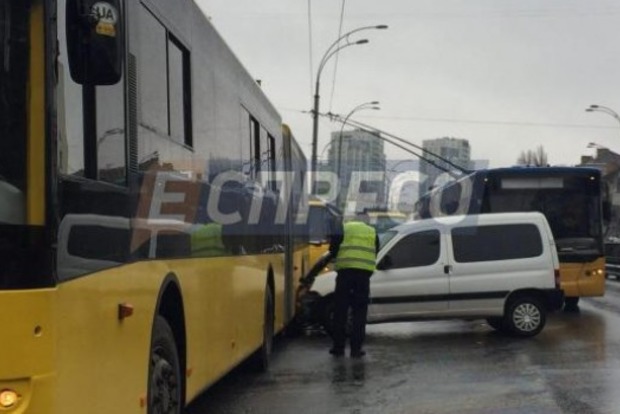 В Киеве пьяный водитель протаранил маршрутку, BMW и троллейбус