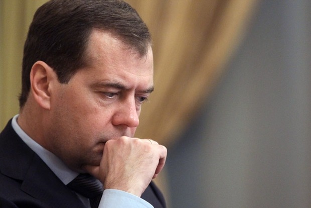 Медведев переживает за свое политическое будущее – Bloomberg