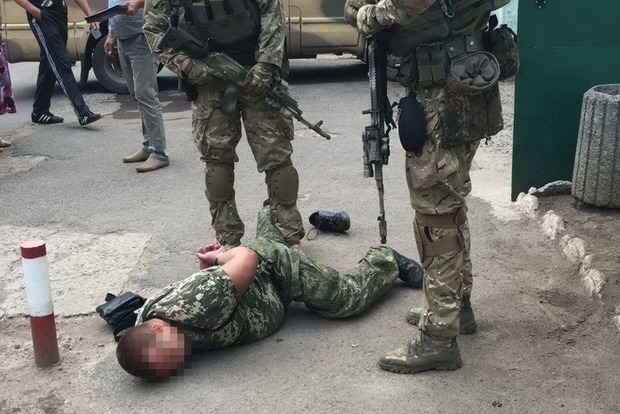 В Марьинке майор полиции попался на взятке (фото, видео)